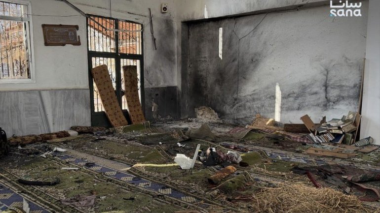 У Сирії внаслідок вибуху в мечеті загинули восьмеро людей, ще 18 поранені - фото 1