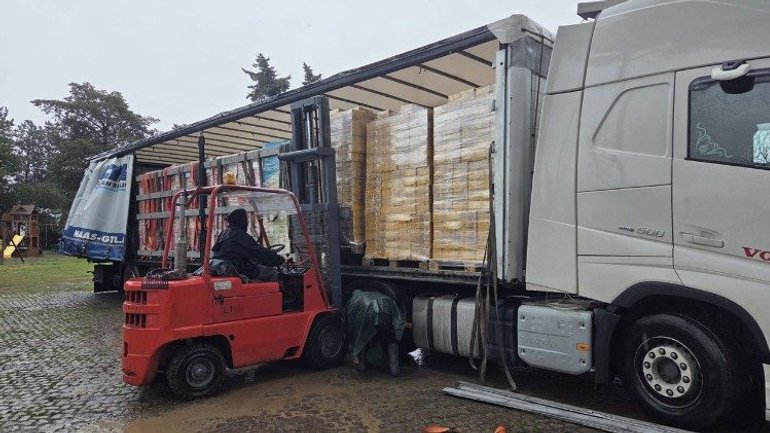 Папа Лев XIV надіслав в Україну три вантажівки з гуманітарною допомогою - фото 1