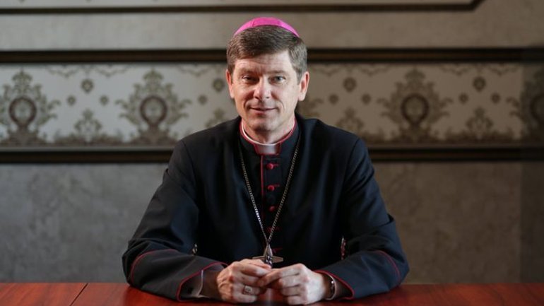Ординарій Київсько-Житомирської дієцезії РКЦ єпископ Віталій Кривицький відвідав військових на фронті - фото 1