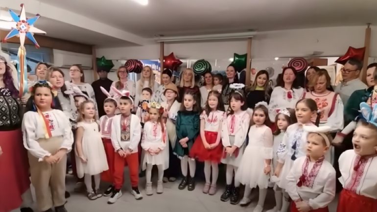 В Анкарі діти долучилися до флешмобу «Коляда для захисника» - фото 1