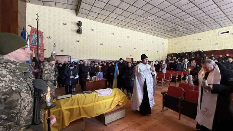 На Буковині священик УПЦ МП не дозволив відспівати в храмі українського воїна - фото 1
