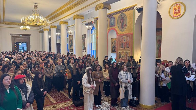 У соборі УГКЦ в Парижі українська молодь молилася за мир - фото 1