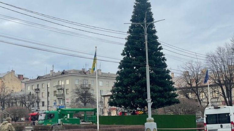 У Чернівцях сьогодні демонтують новорічну ялинку. Релігієзнавець назвав це рішення "немудрим" - фото 1
