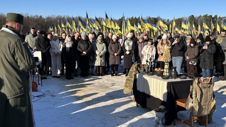 У Шептицькому виконали скорботні колядки біля могил захисників - фото 1