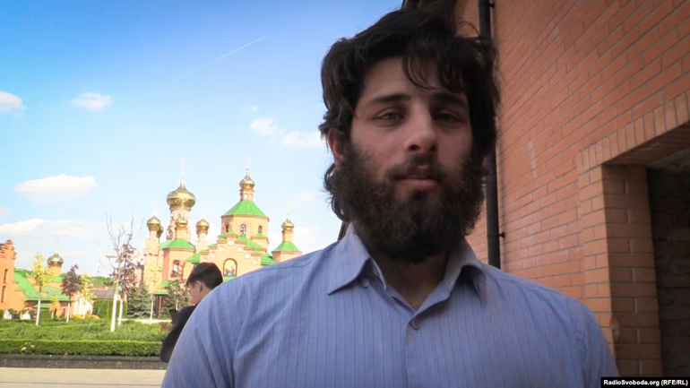 Бойовик Рафаель Лусваргі на території Свято-Покровського Голосіївського монастиря УПЦ МП - фото 1