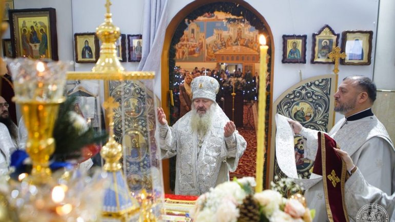 Митрополит УПЦ МП Лебідь в оточені Добкіна відслужив Літургію в монастирі, де виявили підпільну школу - фото 1