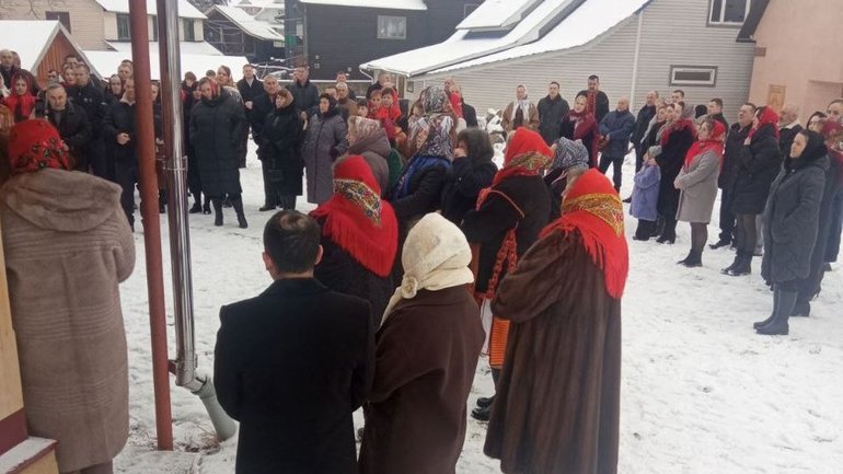 Суд зобов'язав поліцейських розслідувати випадок у Космачі, коли вірянам перешкодили відвідати Різдвяне Богослужіння - фото 1