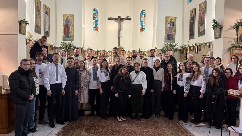 Молодь та духовенство ПЦУ взяли участь у міжнародній новорічній зустрічі Тезе в Парижі - фото 1