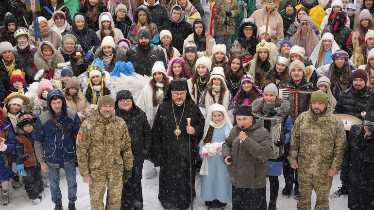 На фестивалі «Різдвяна зірка» у Дрогобичі зібрали 300 тис. грн для військових - фото 1
