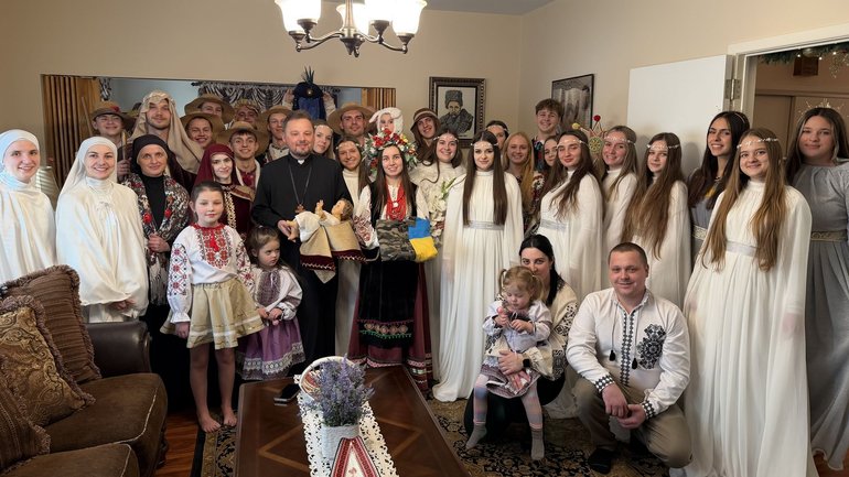 Молодь однієї з парафій УГКЦ у США різдвяним вертепом зібрала 14 000 доларів на дрони для ЗСУ - фото 1