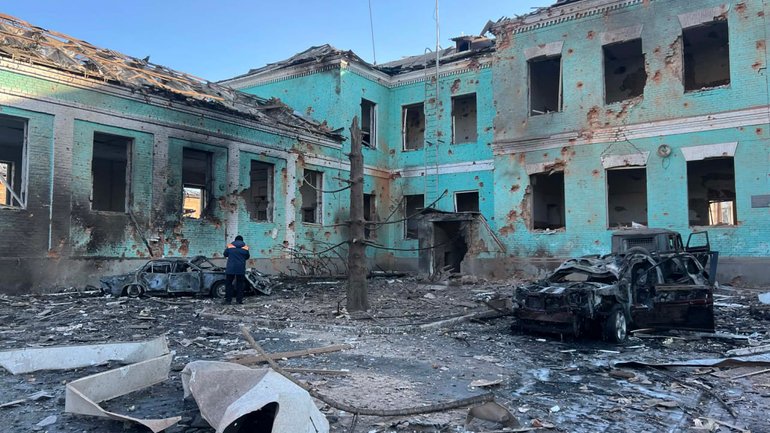 Російська авіабомба зруйнувала пам’ятник жертвам Голокосту та вбила людину на Сумщині - фото 1