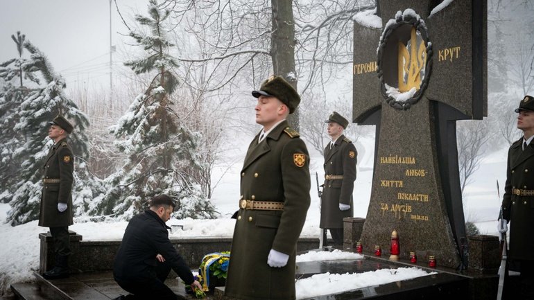Президент ушанував пам'ять Героїв Крут на Аскольдовій могилі в Києві - фото 1