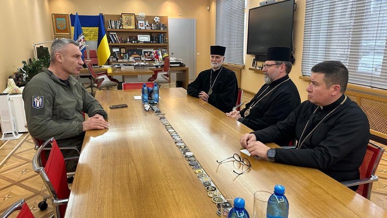 Патріарх Святослав і архиєпископ Борис Ґудзяк обговорили з Віталієм Кличком першочергові потреби Києва - фото 1