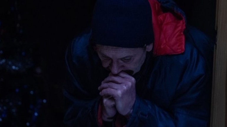 Володимир у своїй квартирі на Троєщині без світла і опалення. У цьому масиві Деснянського району 700 багатоповерхових житлових будинків залишаються без опалення після масованих російських атак. Київ, 27 січня 2026 року. - фото 1