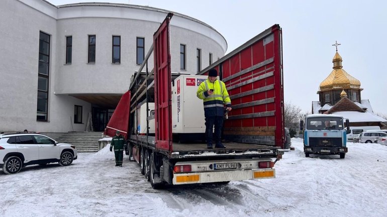 Подільський і Голосіївський райони Києва отримали від УГКЦ генератори - фото 1