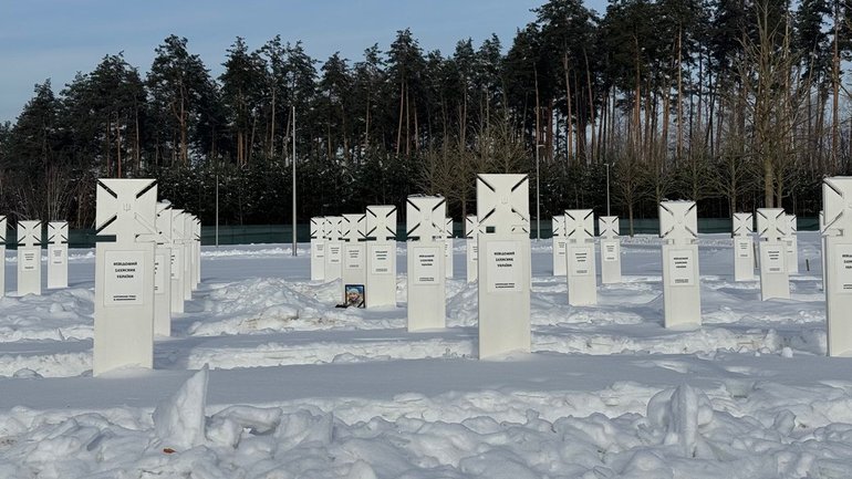 На Національному військовому кладовищі тривають поховання, хоча Верховний Суд заборонив - фото 1