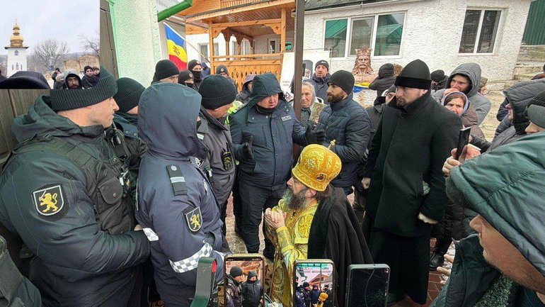«Церковно-цирковий номер»: єпископ МП в Молдові організував PR-захід перед зачиненим храмом - фото 1