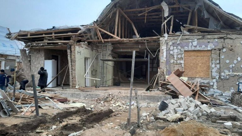Євангельські християни-баптисти у Чорнобаївці допомагають відновлювати понівечене обстрілами житло - фото 1