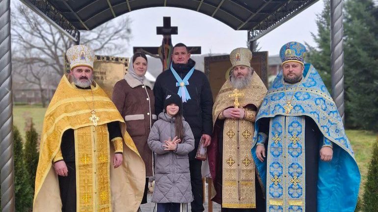 УПЦ МП освятила капличку, яку звели військові ЗСУ - фото 1