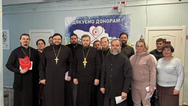 50 представників Рівненської єпархії УПЦ МП здали кров для онкохворих дітей - фото 1