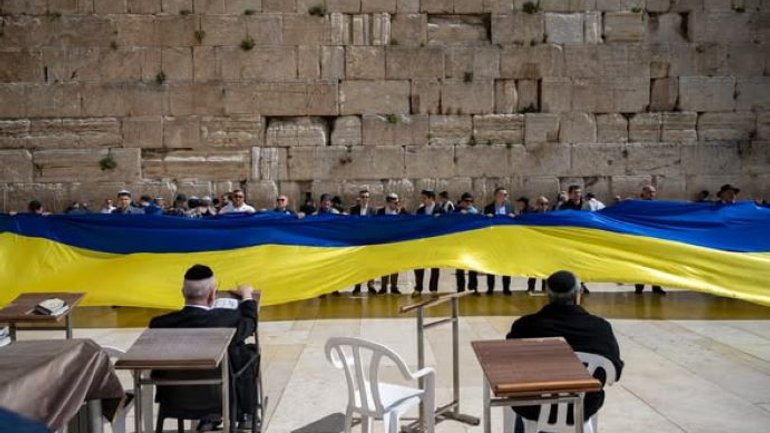 Prayers for Ukraine offered and blue-and-yellow flag unfurled at the Western Wall in Jerusalem - фото 1