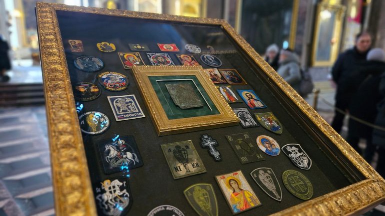 На Росії ікону Богородиці прикрасили військовими шевронами учасників "СВО" - фото 1