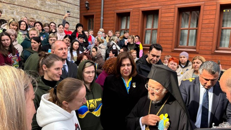 Families of captured and missing defenders meet with Patriarch Bartholomew - фото 1