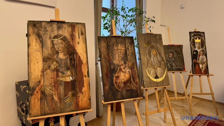 У Сенаті Чехії відбулася виставка ікон на ящиках від набоїв - фото 1