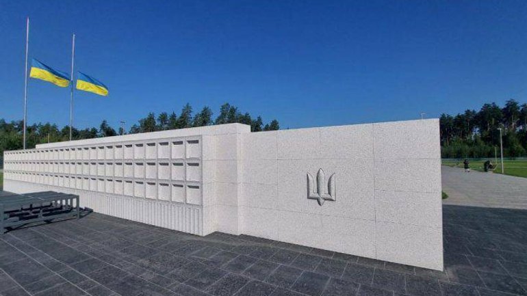 Поховання на Національному військовому меморіальному кладовищі під Києвом продовжаться, попри рішення ВСУ - фото 1