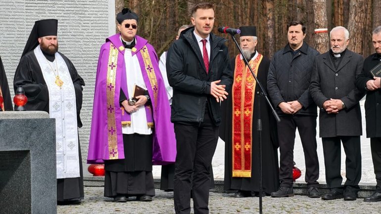 Українські й польські урядовці та духовенство у Биківні вшанували пам’ять жертв Катинського розстрілу - фото 1