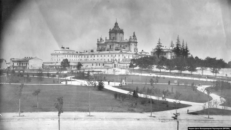 8–10 березня 1946 року у Святоюрському соборі НКВД організував псевдособор з ліквідації Української греко-католицької церкви. Так виглядав собор і площа у той час - фото 1