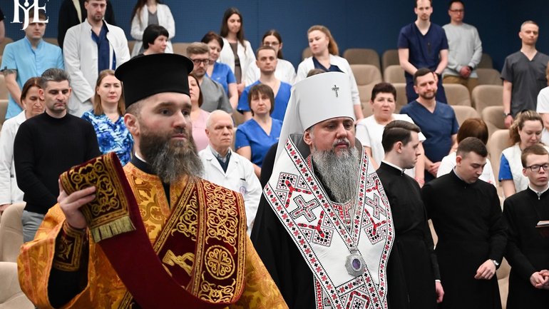 Предстоятель ПЦУ відвідав захисників у Центрі кардіології та кардіохірургії - фото 1