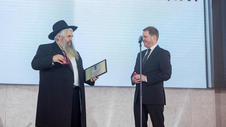 Зеленський нагородив рабина Асмана відзнакою «За оборону України» - фото 1