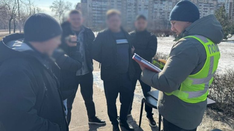 Поліція затримала чоловіка, який за гроші оформляв виїзд за кордон у статусі священнослужителя - фото 1