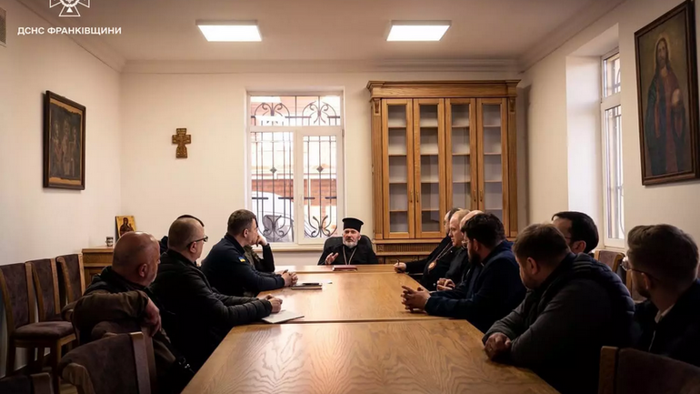 На Франківщині рятувальники попросили священиків посприяти у припиненні підпалу сухої трави - фото 1