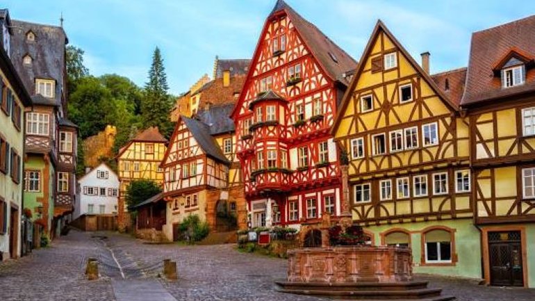 Evangelical and Catholic Churches in Germany lost 1.2 million members in a year - фото 1