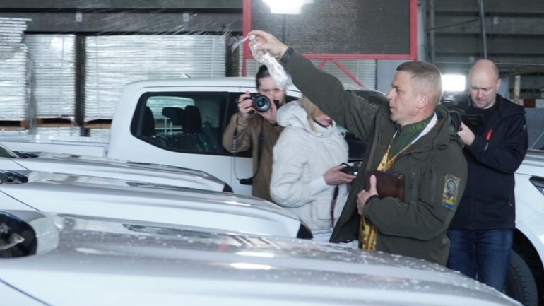 Сокальсько-Жовківська єпархії УГКЦ придбала для військових два позашляховики - фото 1
