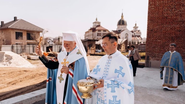 В Івано-Франківській архиєпархії УГКЦ освятили наріжний камінь центру реабілітації та паліативної допомоги - фото 1