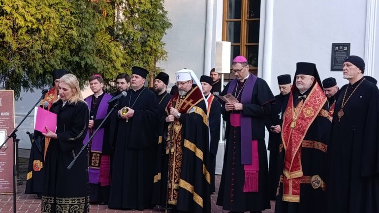 Під час екуменічної Хресної дороги у заповіднику «Софія Київська» молилися за військовополонених та ïx сім'ї - фото 1