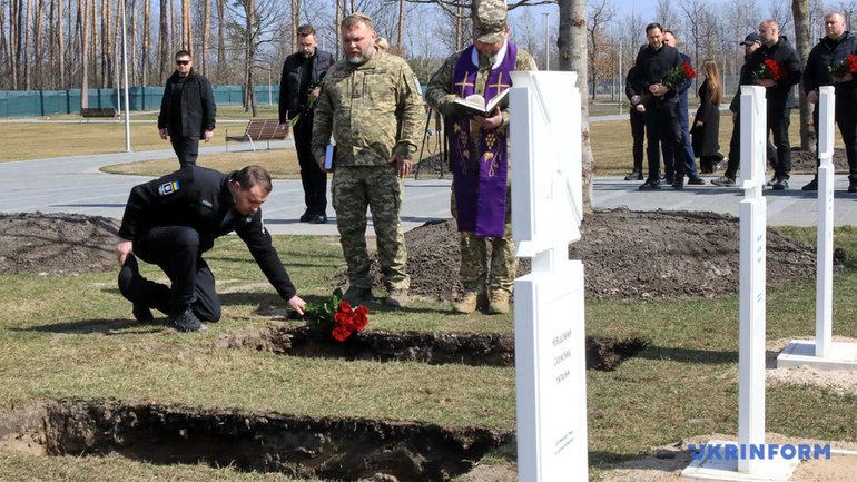 На меморіальному кладовищі поховали невідомих військових та поліцейських, загиблих від російської агресії - фото 1