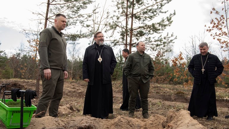 Глава УГКЦ разом зі священиками висадив саджанці у лісі на Київщині - фото 1