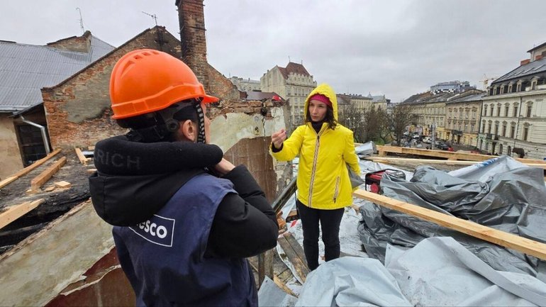 Голова представництва ЮНЕСКО в Україні оглянула масштаби руйнувань Бернардинського комплексу у Львові - фото 1