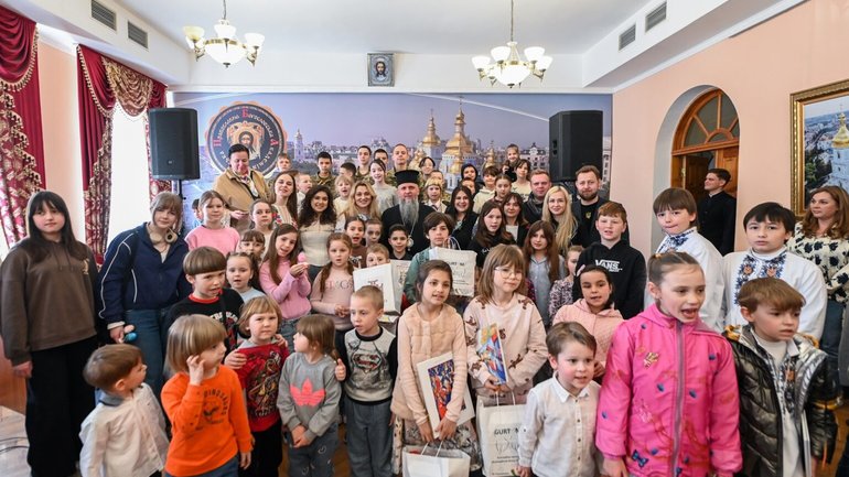 Предстоятель ПЦУ відвідав передпасхальне свято для дітей - фото 1