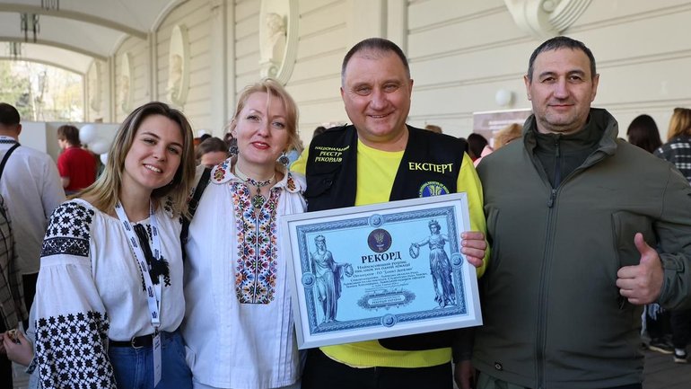 У Львові встановили національний рекорд України: майже 1600 людей одночасно розписали 1720 писанок - фото 1
