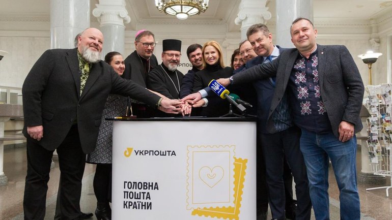 У Києві погасили марку на честь Папи Лева XIV за повернення викрадених українських дітей - фото 1
