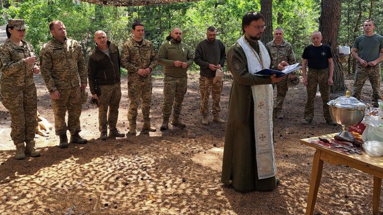 Як освячують паски у бліндажах і доставляють їх дронами: капелан про Великдень на фронті - фото 1