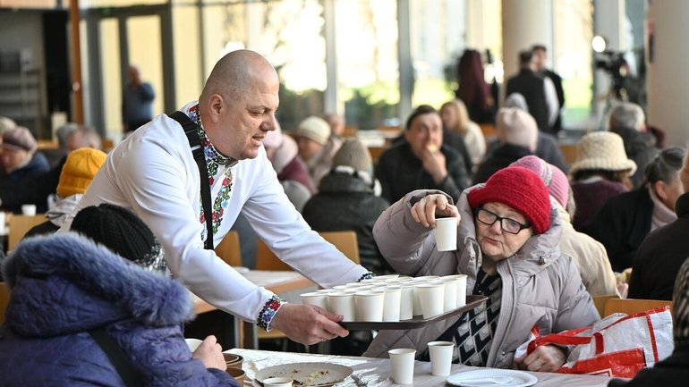 У Львові приготували Великодній сніданок для потребуючих людей - фото 1