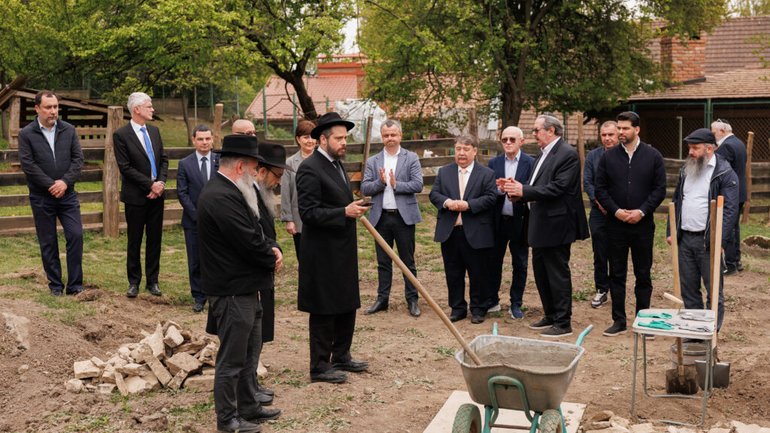 В Ужгороді заклали фундамент для відновлення єдиної в Європі дерев'яної синагоги - фото 1