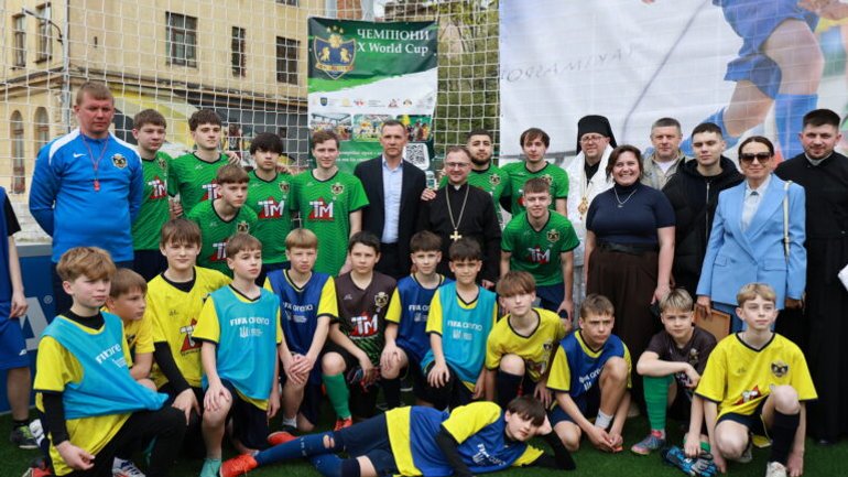 Перший в Україні майданчик «FIFA Arena» для дітей відкрили при Центрі опіки сиріт УГКЦ у Львові - фото 1