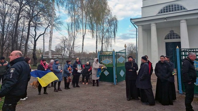 Жителі Безуглівки на Чернігівщині, які перейшли до ПЦУ, зрізали замки, бо священик МП не віддавав ключів від храму - фото 1